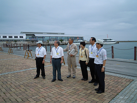 小名浜港の被害状況の説明を受ける。