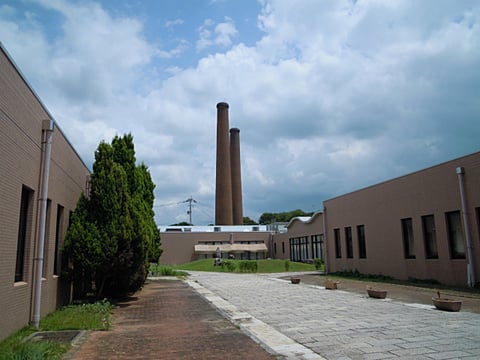 旧三井田川鉱業所伊田堅坑の二本煙突