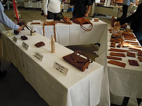 イノシシの皮を使った皮革製品コンテスト。