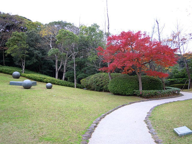 下関市立美術館庭の紅葉